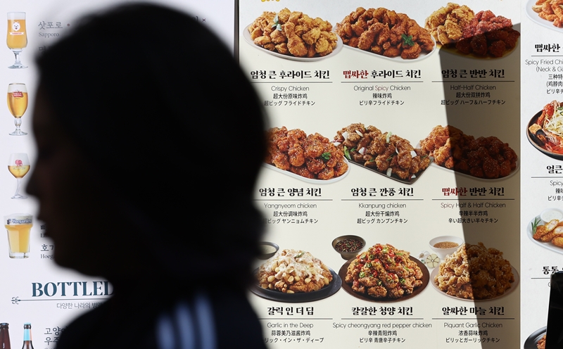 치킨 가맹사업의 정체기가 수치로 드러나고 있다. 주요 치킨 프랜차이즈 브랜드들은 이에 대한 대응책으로 해외 진출에 힘을 쏟는 모습이다. / 뉴시스