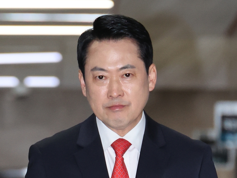 국민의힘 장동혁 대표가 지난 7일 오후 서울 여의도 국회에서 이동하고 있다. / 뉴시스