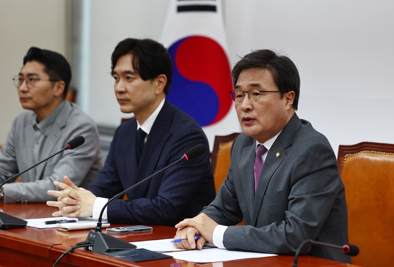 김대식 국민의힘 당대표 특보단장이 13일 오전 서울 여의도 국회에서 장동혁 대표 방미 관련한 취재진 질문에 답하고 있다. / 뉴시스