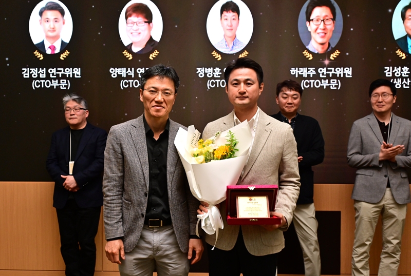 LG전자 서초 R&D캠퍼스에서 열린 임명식에서 LG전자 CTO 김병훈 부사장(좌측)이 CTO부문 소자재료연구소 김정섭 연구위원(우측)과 기념촬영을 하는 모습./ LG전자