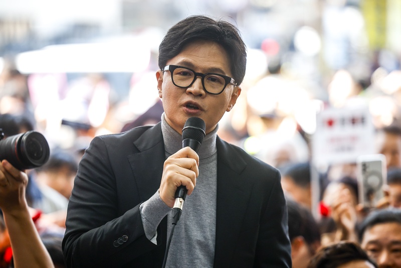 한동훈 전 대표는 13일 오후 자신의 페이스북에 “부산 시민을 위해 살겠다”고 밝히며 부산 북구갑 보궐선거 출마를 사실상 확정했다. 사진은 지난달 22일 서울 동대문구 경동시장을 찾은 한동훈 전 대표가 지지자들 앞에서 연설하는 모습. / 뉴시스