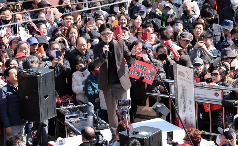 지난 10일 서병수 국민의힘 당협위원장(부산 북구갑)이 한 전 대표의 북구갑 출마 지원 의사를 밝힌 데 이어, 이날 부산에 거처를 마련한 사실까지 공개하며 사실상 북구갑 출마 의사를 굳힌 것 아니냐는 해석이 나온다. 사진은 지난달 7일 한동훈 전 대표가 부산 북구 구포시장을 방문해 지지자들 앞에서 연설하는 모습. / 뉴시스