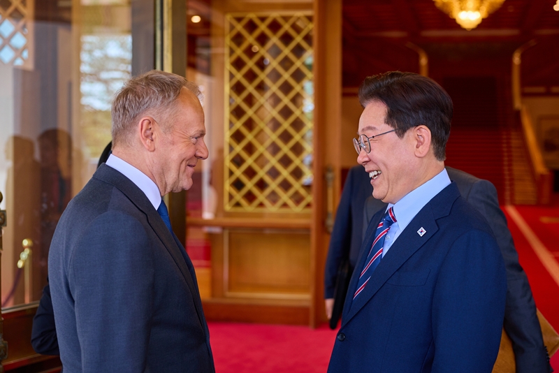 이재명 대통령과 도날드 투스크 폴란드 총리가 13일 청와대에서 열린 한-폴란드 공식오찬을 마치고 환송 인사를 하고 있다. (사진=청와대 제공) / 뉴시스