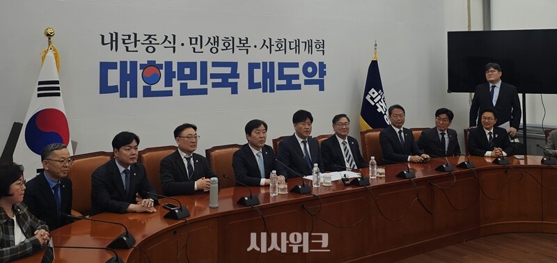 더불어민주당이 13일 국회에서 김용 전 민주연구원 부원장 사건과 관련한 ‘정치검찰 조작기소 국정조사 기자간담회’를 열고 있다. 왼쪽부터 김현·김문수·김현정·이광희·황명선 의원, 김 전 부원장, 김태년·김승원·박해철·정진욱 의원. / 전두성 기자