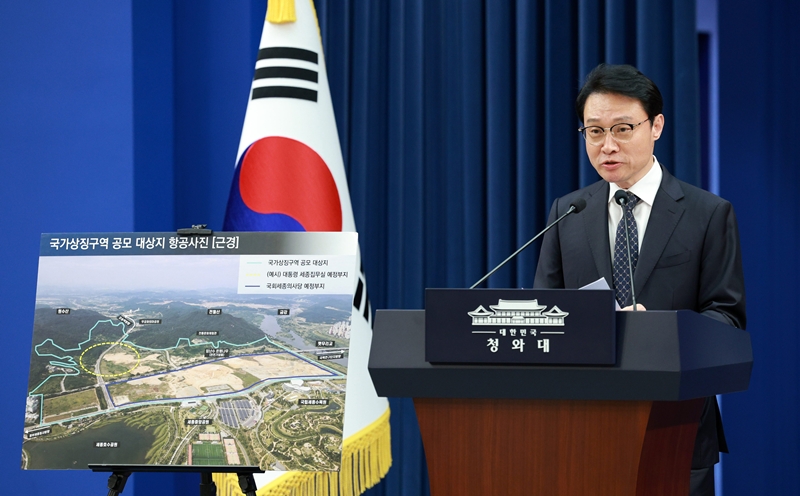 이규연 홍보소통수석이 14일 청와대 춘추관에서 세종 집무실 관련 브리핑을 하고 있다. / 뉴시스