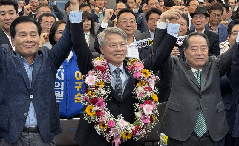 더불어민주당 민형배 후보가 결선에서 승리한 후 만세를 외치고 있다. / 민형배 의원실