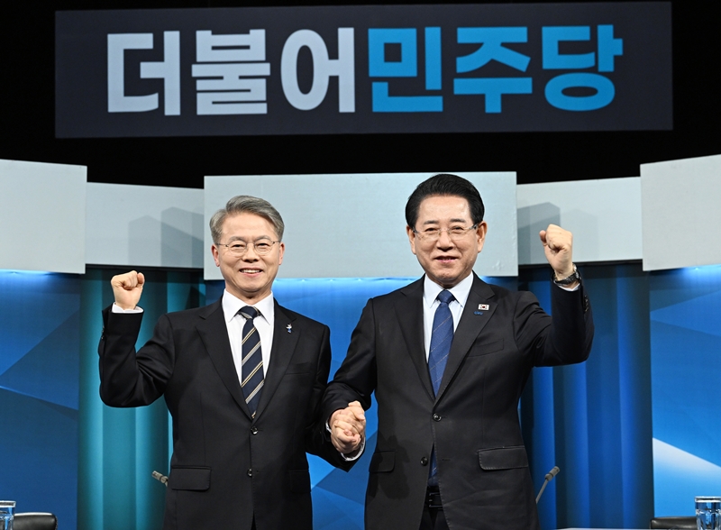 더불어민주당 전남광주통합특별시장 결선 후보 민형배(왼쪽) ·김영록(오른쪽) 후보가지난 9일 오후 광주 남구 광주MBC 공개홀에서 열린 전남광주통합특별시장 민주당 후보 토론회에 앞서 건전한 토론을 다짐하고 있다. / 뉴시스