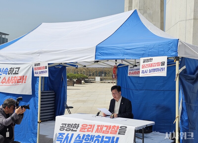 ​‘6·3 지방선거’ 전북지사 경선에서 패한 안호영 더불어민주당 의원이 15일 국회 본청 앞 자신의 단식장에서 당의 재심 기각 결정에 대한 입장을 밝히고 있다. / 전두성 기자