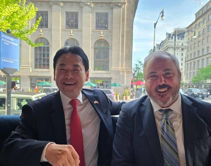 5박7일 일정으로 방미 중인 장동혁 대표가 13일(현지시간) 대럴 아이사 공화당 하원의원과 조 그루터스 공화당 전국위원회(RNC) 의장을 만난 것으로 알려졌다. 사진은 13일 그루터스 의장과 장 대표의 모습. / 국민의힘 김민수 의원 페이스북