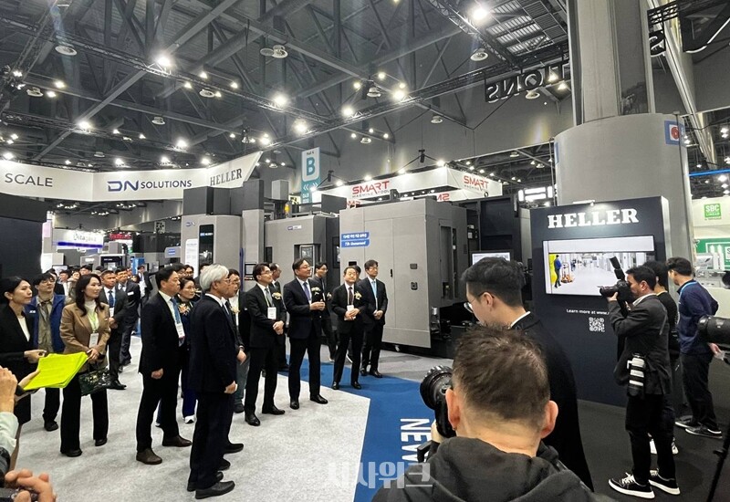 김원종 한국공작기계산업협회 회장이 내빈들과 함께 DN솔루션즈 부스를 방문, 헬러(HELLER) 제품을 살펴보고 있다. / 권정두 기자