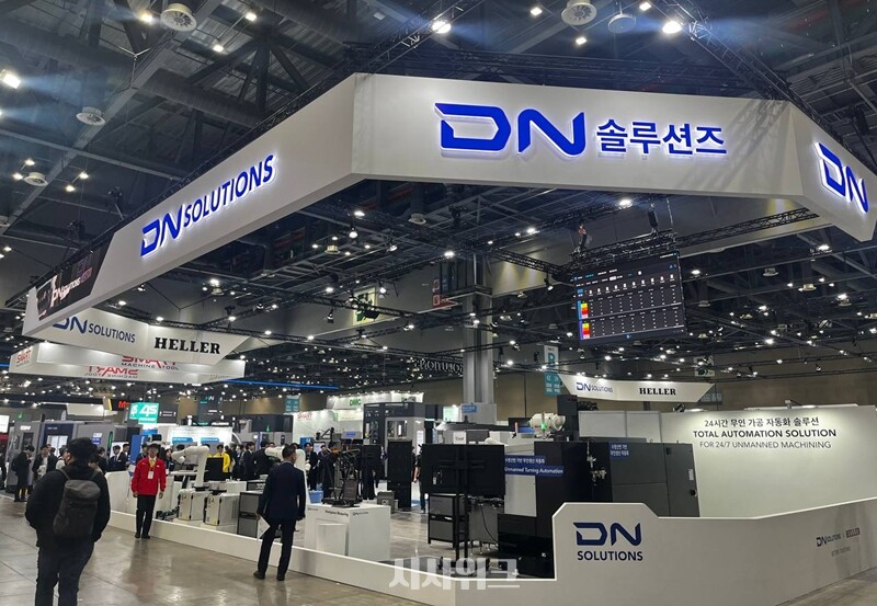 DN솔루션즈는 지난 13일 개막해 오는 17일까지 이어지는 2026 제21회 서울국제생산제조기술전(Seoul International Manufacturing Technology Show, SIMTOS(심토스))에 주요 업체로 참가 중이다. / 권정두 기자