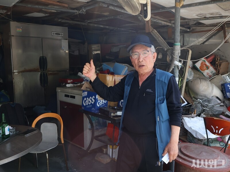 구룡마을에서 30년 이상 거주했었다는 김중천(74) 씨는 이곳 전선이 대부분 30년 이상 낡았다고 말했다. 그러면서 기후변화로 인해 날이 뜨거워진 최근 몇 년간 약해진 전선이 끊어져 버려, 화재 위험도 커졌다고 토로했다. / 사진=박설민 기자