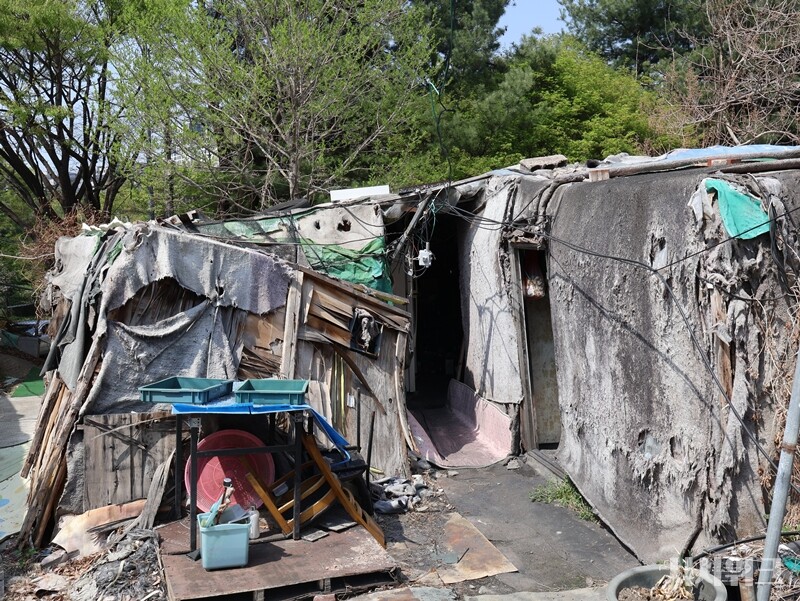 15일 방문한 강남 지역 판자촌인 구룡마을의 모습. 4월 중순 이른 더위에 뜨거운 햇빛이 양철 슬레이트 지붕을 달궜지만 내부엔 선풍기조차 없었다. / 사진=박설민 기자