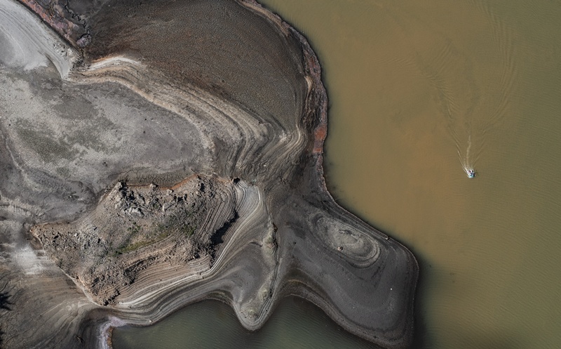 지난해 9월 발생한 가뭄 사태로 강원 강릉시 오봉저수지에 바닥이 드러난 모습. 이로 인해 도서지역 등에선 식수 공급 부족까지 발생했다. / 뉴시스