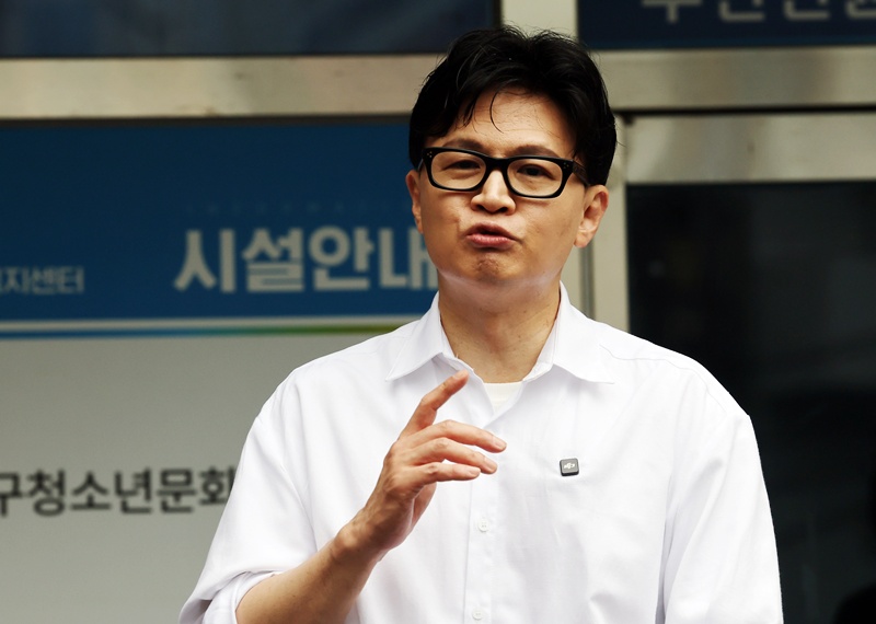 한동훈 전 국민의힘 대표가 14일 부산 북구 만덕2동행정복지센터에서 전입신고를 한 뒤 소감을 밝히고 있다. / 뉴시스