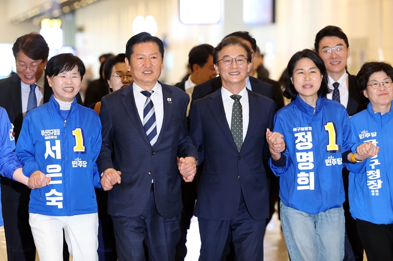 ‘6·3 지방선거’가 49일 앞으로 다가온 15일, 더불어민주당 지도부가 부산을 찾아 부산시장 후보인 전재수 의원 지원사격에 나섰다. 사진은 정청래 대표가 이날 부산 동구에서 열린 부산 현장 최고위원회 회의에 참석, 전재수 부산시장 후보 등 6·3 지방선거 후보들과 손을 잡고 회의장으로 입장하고 있는 모습. / 뉴시스