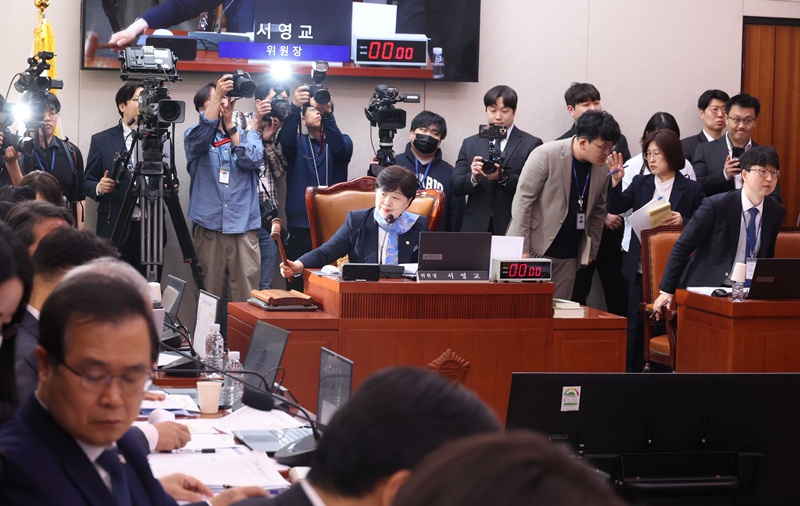 14일 윤석열 정권의 정치검찰 조작기소 의혹 사건 진상규명‘ 국정조사특별위원회(국조특위)가 개최한 ’쌍방울 대북송금 사건‘ 청문회를 두고 여야 간 진실 공방이 격화하고 있다. 사진은 서영교 국회 국조특위 위원장이 14일 국조특위 청문회에서 의사봉을 두드리는 모습. / 뉴시스