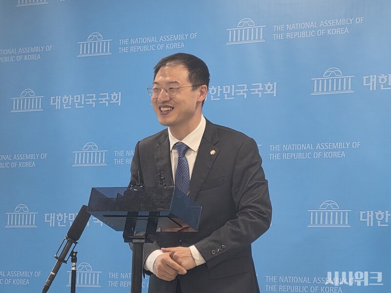 김상욱 더불어민주당 울산시장 후보가 15일 오전 서울 여의도 국회 소통관에서 열린 민주개혁진보 후보 단일화 추진 관련 기자회견을 마친 후 기자들과 만나고 있다. / 사진=김소은 기자