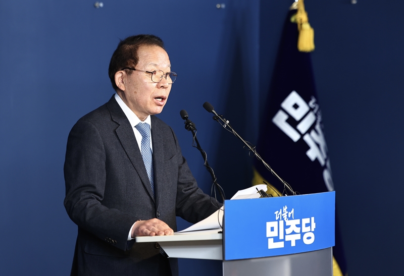 더불어민주당 현역 광역자치단체장들이 이번 ‘6·3 지방선거’에서 모두 고배를 마셨다. 사진은 김이수 민주당 공천관리위원장의 모습. / 뉴시스