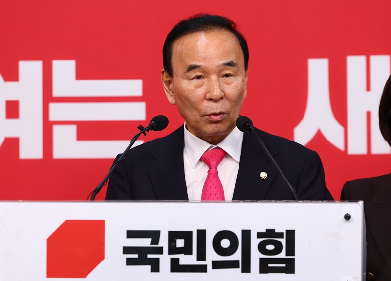 더불어민주당과 달리 국민의힘 현역 광역자치단체장들은 현재까지 모두 공천권을 받게됐다. 사진은 박덕흠 국민의힘 공천관리위원장의 모습. / 뉴시스