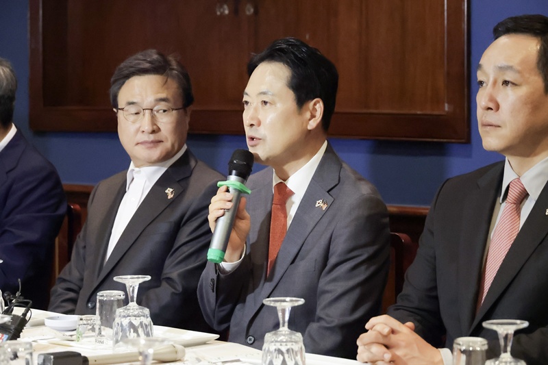 장동혁 대표는 15일(현지시간) 오후 워싱턴DC에서 특파원 간담회를 열고 방미 기간 백악관 국가안보회의(NSC) 및 국무부 관계자를 만나 중동 문제와 경제·안보 현안 등을 논의했다고 밝혔다. 사진은 15일 특파원 간담회에서 발언하는 장 대표의 모습. / 국민의힘 제공