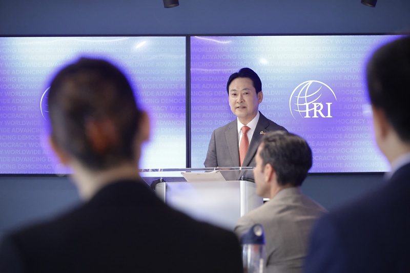 장동혁 대표는 방미를 둘러싼 당내 비판에 대해 “지방선거를 앞두고 어떤 것이 중요한 지에 대한 생각이 다를 수 있다”며 “다른 부분이 있다면 만나서 설명드리고, 미국에서 어떤 성과가 있었는지 이야기할 수 있는 시간을 마련할 것”이라고 답했다. 사진은 국제공화연구소에서 연설하는 장 대표의 모습. / 국민의힘 제공