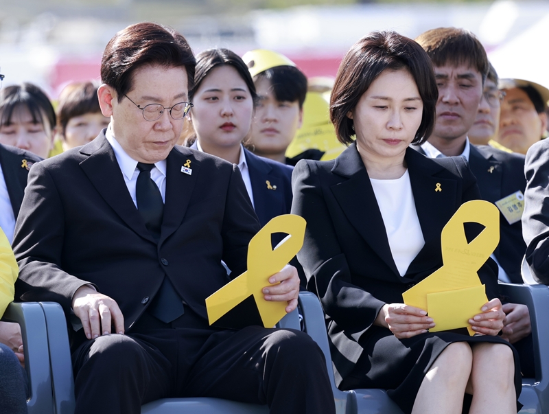 이재명 대통령과 김혜경 여사가 16일 경기 안산 화랑유원지에서 열린 세월호 참사 12주기 기억식에서 편지글 낭독을 듣고 있다. / 뉴시스