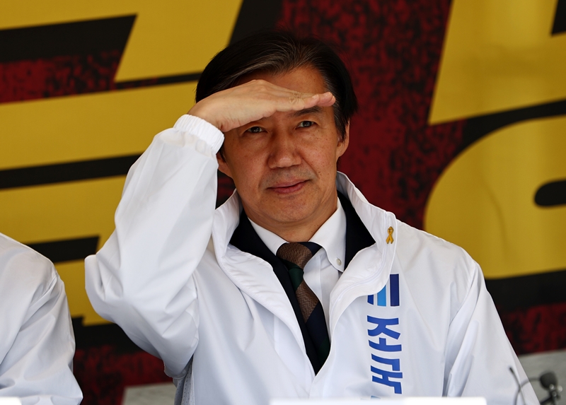 조국 조국혁신당 대표가 ‘6·3 국회의원 재보궐선거’ 경기 평택을 출마를 선언한 후부터 범여권 내에서 공방이 격화하고 있다. 사진은 조 대표가 16일 국회 앞 천막농성장에서 열린 최고위원회의에 참석해 있는 모습. / 뉴시스