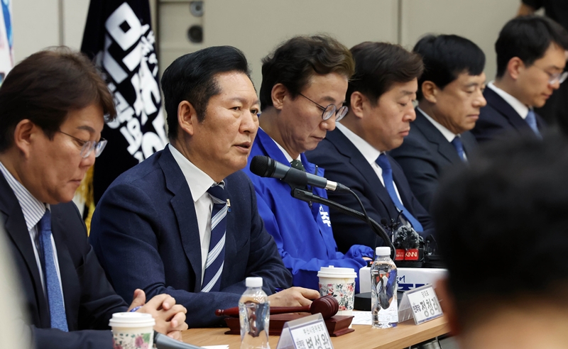 더불어민주당 내에서 조국 조국혁신당 대표의 ‘6·3 국회의원 재보궐선거’ 경기 평택을 출마를 두고 비판이 거세지고 있다. 사진은 정청래 민주당 대표가 지난 15일 부산 현장 최고위원회의에서 발언하는 모습. / 뉴시스