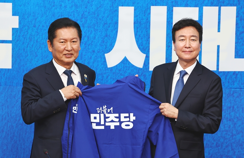 정청래 더불어민주당 대표가 17일 서울 여의도 국회에서 열린 더불어민주당 인재영입식에서 1호 인재인 전태진 변호사와 당 점퍼를 들고 기념촬영하고 있다. / 뉴시스