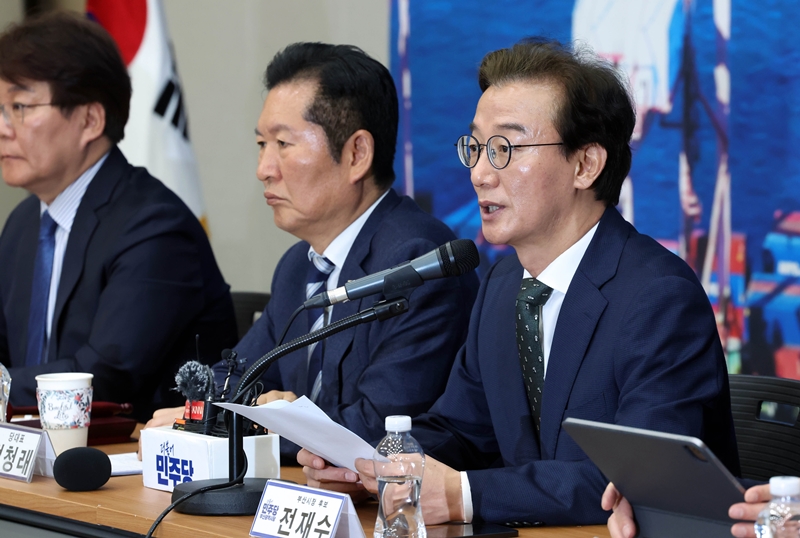 ‘6·3 지방선거’ 부산시장 선거에 출마하는 전재수 더불어민주당 의원이 오는 30일 이전에 의원직을 사퇴하겠다는 입장을 재확인했다. 사진은 전 의원이 지난 15일 민주당 부산 현장 최고위원회의에서 발언하는 모습. / 뉴시스