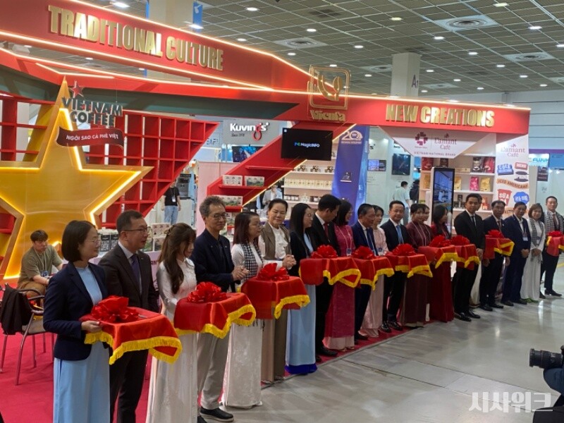 15일 코엑스에서 열린 '2026서울커피엑스포' 개막식. '올해의 주빈국 베트남' 부스 개막식이 진행되는 모습이다. / 사진=김민규 인턴기자