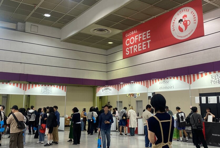 세계 각지 브랜드가 모인 ‘글로벌 커피 스트리트’ 모습. 행사 콘셉트에 걸맞게 다양한 국적의 외국인 관람객을 확인할 수 있었다, / 사진=김민규 인턴기자 