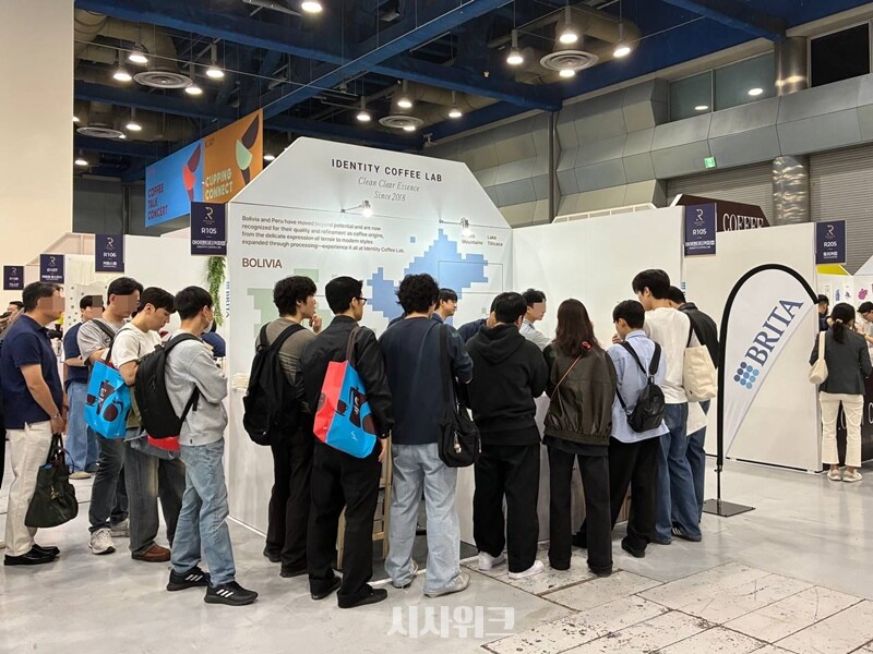 ​​아이덴티티커피랩 부스 앞에 모여든 사람들. / 사진=장고은 기자 