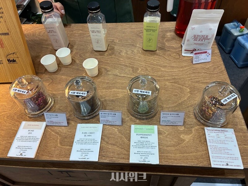 다양한 밀크티를 판매하는 원스타임오프 부스에서는 여러가지 티의 시향 및 시음 체험이 가능했다. / 사진=장고은 인턴기자  