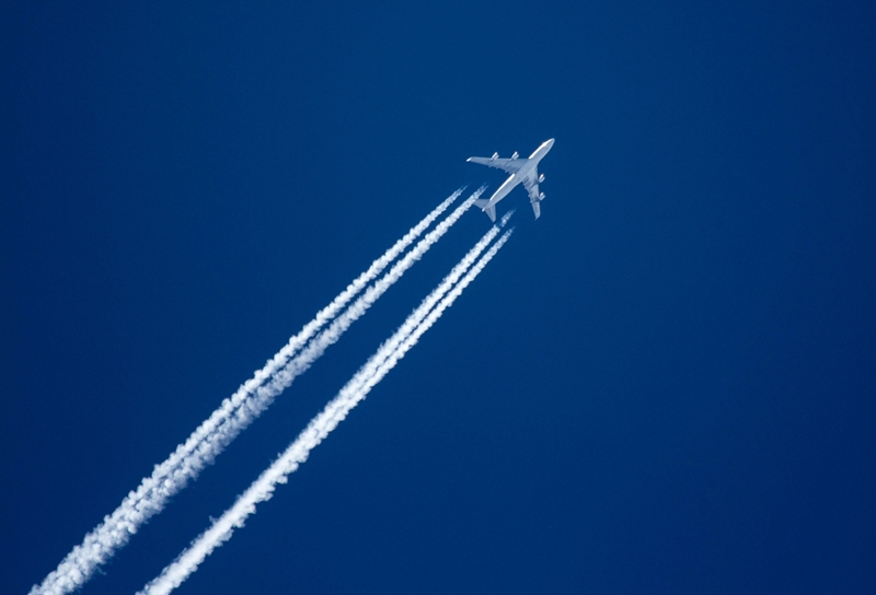 비행운은 처음엔 띠 모양을 유지하지만 시간이 지나며 넓게 퍼진 ‘권운(卷雲)’ 형태로 변한다. 이 경우 ‘복사강제력(Radiative Forcing)’을 유발, 온실효과를 일으킨다. / Pixabay