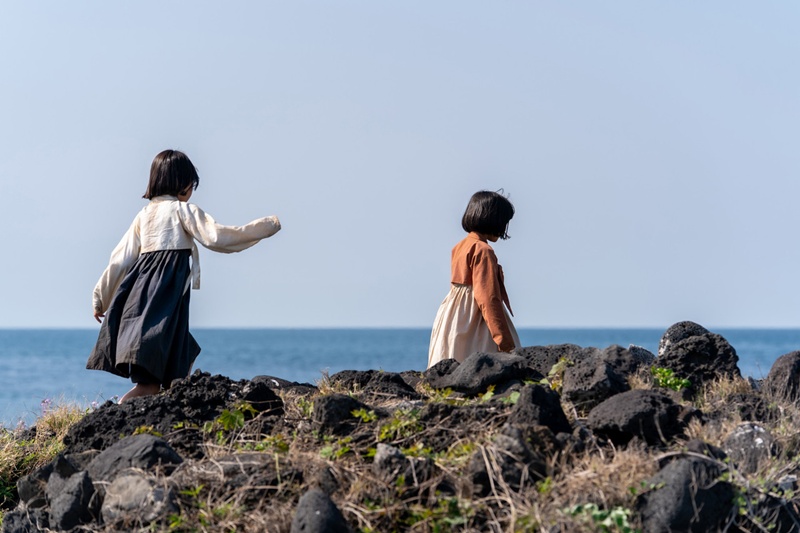 아름다우면서도 거친 제주의 풍광을 담아낸 ‘내 이름은’. / CJ CGV, 와이드릴리즈