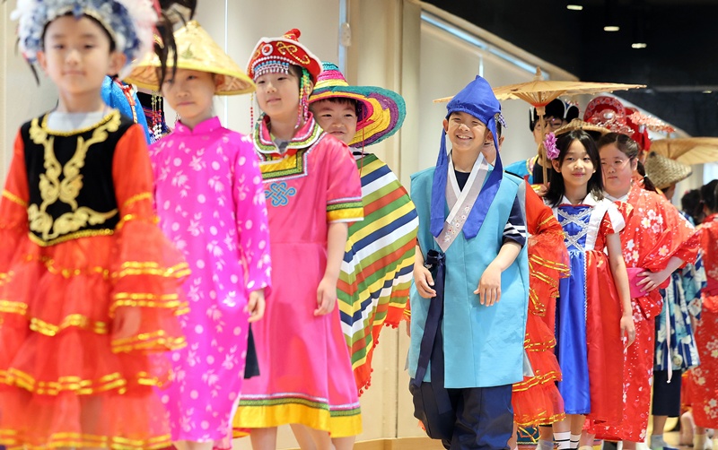 저출산·고령화로 인해 학령인구가 감소하는 가운데 이주배경학생 수는 꾸준히 증가하고 있다. 하지만 이들의 학교 적응도는 해마다 낮아지고 있다. 한국어 미숙으로 인한 의사소통의 어려움과 학습 결손, 비(非)이주배경학생들과의 관계 형성 문제 등이 주요 원인이다. / 뉴시스