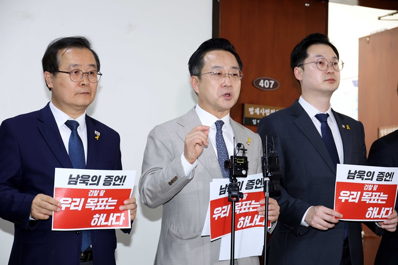 박성준 더불어민주당 의원이 16일 오후 서울 여의도 국회 법사위 회의실 앞에서 열린 ‘남욱-송경호 증언’ 관련 내용조작기소 국조특위 민주당-조국혁신당-진보당 긴급브리핑에서 발언을 하고 있다. / 뉴시스