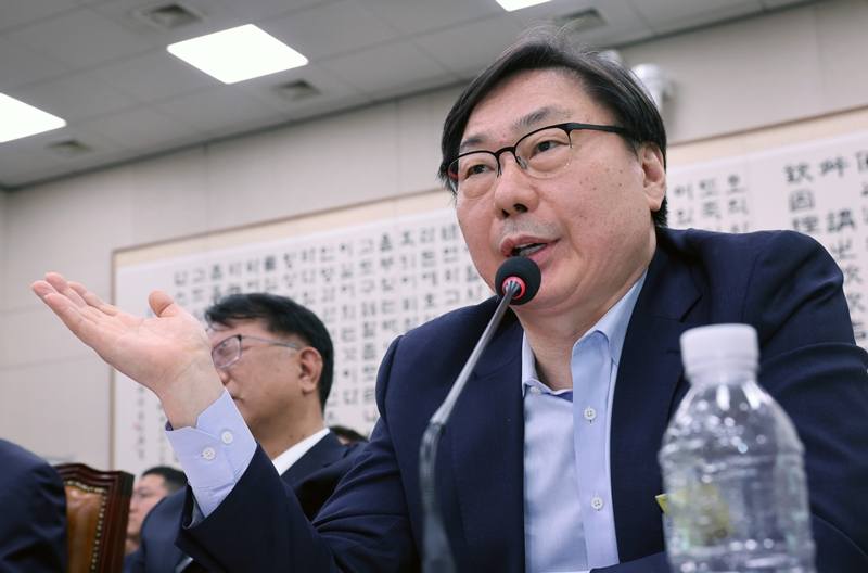 쌍방울 대북 송금 사건으로 유죄를 선고받아 수감 중인 이화영 전 경기도 평화부지사가 14일 서울 여의도 국회 '윤석열정권정치검찰조작기소의혹사건진상규명국정조사특별위원회'에서 열린 청문회에 증인으로 출석해 발언을 하고 있다. / 뉴시스