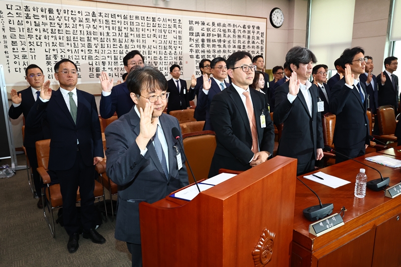 16일 서울 여의도 국회 윤석열 정권 정치검찰 조작기소 의혹 사건 진상규명 국정조사특별위원회 제8차 전체회의에서 열린 대장동·김용 전 민주연구원 부원장·위례신도시 조작기소 의혹 사건 청문회에서 김태훈 대전고검장이 대장동 민간업자 남욱 등 증인들과 선서하고 있다 / 뉴시스