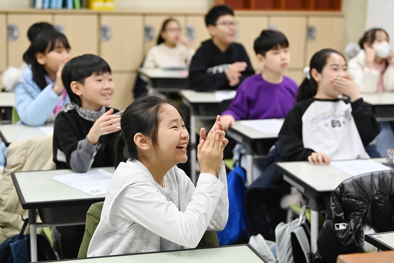‘이주배경학생 교육지원 특별법’이 지난 15일 발의된 가운데, 관련 단체들은 입법 움직임에 환영의 뜻을 나타내고 있다. 이주배경학생을 대상으로 하는 실질적인 맞춤형 지원 체계가 마련될 수 있다는 기대에서다. / 뉴시스