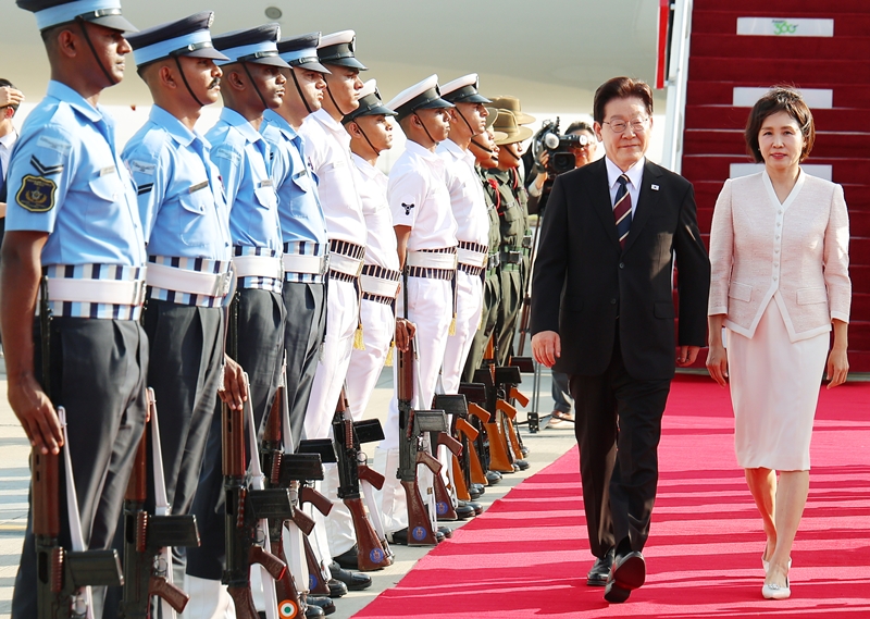 인도를 국빈 방문한 이재명 대통령과 김혜경 여사가 19일(현지 시간) 인도 팔람 공군공항에 도착해 이동하고 있다. / 뉴시스