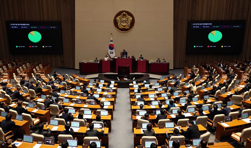 18일 오전 서울 여의도 국회에서 열린 제434회국회(임시회) 제6차 본회의에서 공직선거법 일부개정법률안(대안)이 가결됐다. / 뉴시스