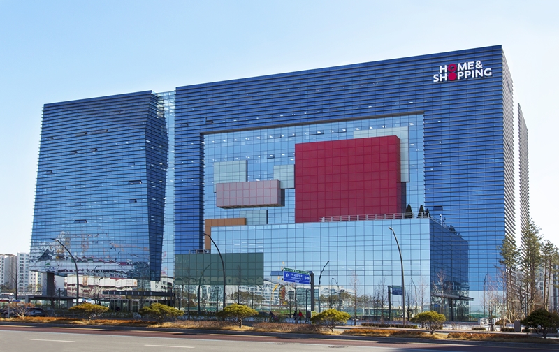 홈앤쇼핑이 고령층 고객의 쇼핑 편의성을 높이기 위해 ‘ARS 다시듣기·느린말서비스’를 도입한다. / 홈앤쇼핑