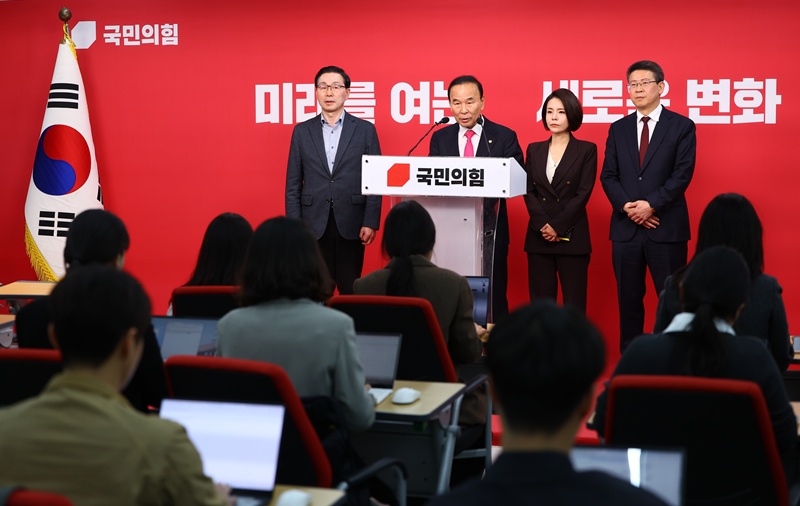 국민의힘의 6·3지방선거 경기지사 공천이 답보 상태다. ‘공천 파행’ 비판에도 불구하고 후보자 추가 공모를 진행해 면접까지 마쳤지만, 이후 일정은 여전히 제자리걸음이다. 사진은 지난 14일 박덕흠 국민의힘 공천관리위원장이 서울 여의도 국민의힘 당사에서 경상북도지사 후보를 발표하는 모습. / 뉴시스