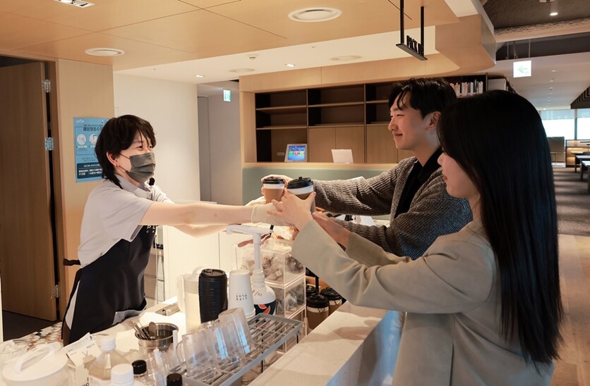 한화생명 본사 63빌딩 사내 카페에서 바리스타 직원이 임직원에게 음료를 전달하고 있다. / 한화생명  