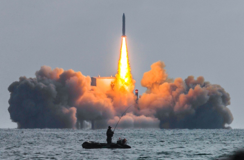 우주 공간을 운석 충돌 같은 ‘위험’이 아닌, 위성 교란·통신 차단 등 의도적 행위에 따른 ‘위협’으로 인식해야 한다는 지적이 나온다. / 뉴시스
