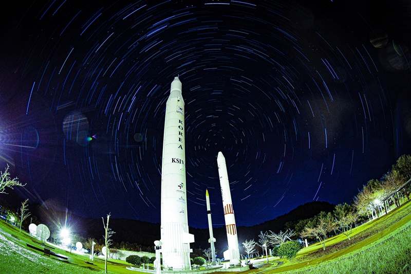 우주에서 발생하는 위협을 무엇으로 판단하고 누가 어떻게 대응할지에 대한 기준이 부족한 가운데, 이를 뒷받침할 일명 '국방우주법' 제정이 시급하다는 지적이 나온다. / 뉴시스