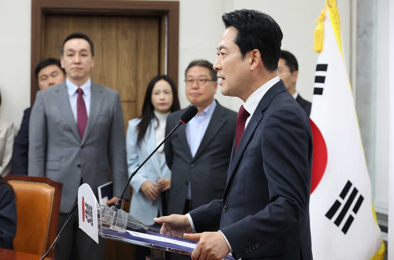 장동혁 국민의힘 당대표가 20일 국회에서 기자회견을 열고 8박10일간의 방미 성과를 발표했다. 그는 백악관·국무부 등의 미국 정부 주요 인사는 물론, 헤리티지재단·국제공화연구소 등에서 다양한 조야 전문가들과 만나 교류했다고 밝혔다. 사진은 20일 장동혁 대표의 기자회견 모습. / 뉴시스